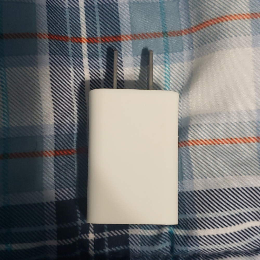White Amberk Intertek USB phone charger box